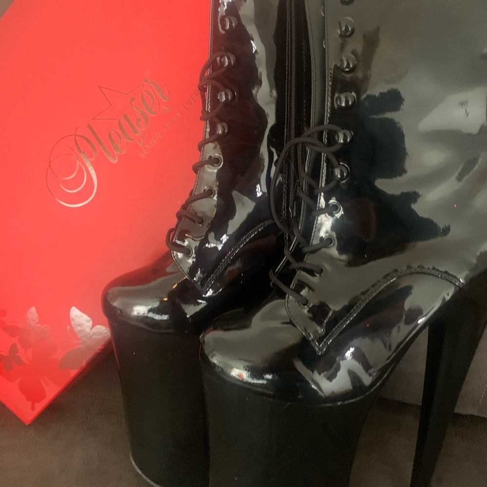 Brand New Pleaser 10” black patent booties